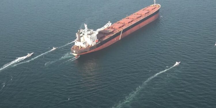 Sigue la tensión en el estrecho de Ormuz la Guardia Revolucionaria iraní afirmó haber interceptado tres buques