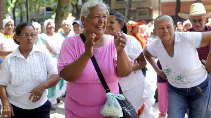 La vitamina social frena el envejecimiento: la amistad reduce riesgos de demencia en adultos mayores