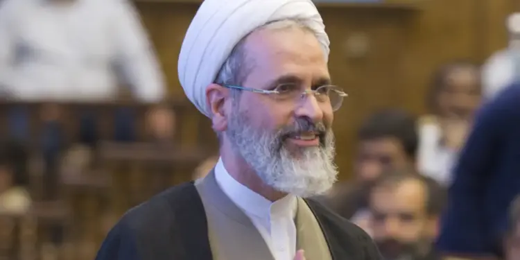 Irán nombró al ayatollah Alireza Arafi para integrar el consejo de liderazgo interino tras la muerte de Jameneí