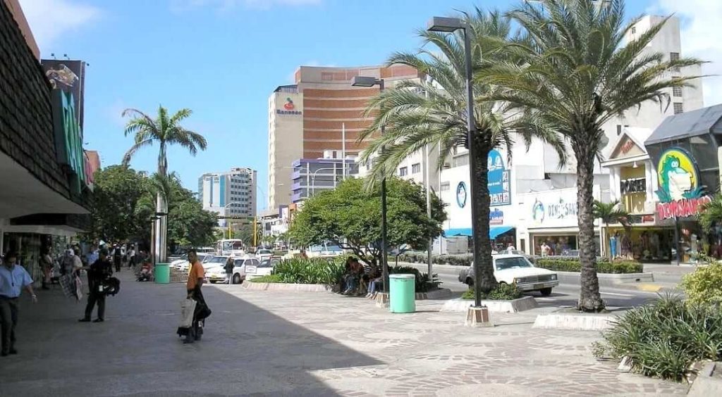 La Cámara de Comercio, Puerto Libre y Producción de Nueva Esparta, junto a representantes de Fedecámaras regional y miembros de su junta directiva, presentó tres planteamientos clave de alto impacto económico y social para el estado. En primer lugar, el gremio anunció la elaboración de un proyecto de reforma de la Ley de Puerto Libre, con el objetivo de actualizar un instrumento legal vigente desde hace casi 26 años y adaptarlo a la realidad económica actual. La propuesta busca garantizar seguridad jurídica, agilizar procesos administrativos y aduanales, y reactivar el crecimiento económico, el empleo y la inversión en la región. En segundo término, expresaron preocupación por el vencimiento del decreto que permitía el ingreso de mercancías libres de impuestos bajo el régimen de equipaje acompañado. Aunque se solicitó formalmente su prórroga al Ejecutivo Nacional, hasta la fecha no se ha obtenido respuesta. Asimismo, denunciaron que autoridades aduaneras ya están aplicando el cobro de impuestos, lo que podría afectar negativamente la actividad comercial, especialmente en la temporada de Semana Santa. Finalmente, en materia de servicios públicos, el sector empresarial destacó que ha tomado previsiones para garantizar el suministro de agua y energía en sus instalaciones. A su vez, valoraron el anuncio oficial que asegura la continuidad de estos servicios durante la temporada, lo que contribuirá a la atención de visitantes. El gremio reiteró su compromiso con el desarrollo económico de Nueva Esparta y exhortó a las autoridades nacionales a atender con urgencia estas solicitudes para preservar la actividad comercial y turística de la región