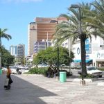 La Cámara de Comercio, Puerto Libre y Producción de Nueva Esparta, junto a representantes de Fedecámaras regional y miembros de su junta directiva, presentó tres planteamientos clave de alto impacto económico y social para el estado. En primer lugar, el gremio anunció la elaboración de un proyecto de reforma de la Ley de Puerto Libre, con el objetivo de actualizar un instrumento legal vigente desde hace casi 26 años y adaptarlo a la realidad económica actual. La propuesta busca garantizar seguridad jurídica, agilizar procesos administrativos y aduanales, y reactivar el crecimiento económico, el empleo y la inversión en la región. En segundo término, expresaron preocupación por el vencimiento del decreto que permitía el ingreso de mercancías libres de impuestos bajo el régimen de equipaje acompañado. Aunque se solicitó formalmente su prórroga al Ejecutivo Nacional, hasta la fecha no se ha obtenido respuesta. Asimismo, denunciaron que autoridades aduaneras ya están aplicando el cobro de impuestos, lo que podría afectar negativamente la actividad comercial, especialmente en la temporada de Semana Santa. Finalmente, en materia de servicios públicos, el sector empresarial destacó que ha tomado previsiones para garantizar el suministro de agua y energía en sus instalaciones. A su vez, valoraron el anuncio oficial que asegura la continuidad de estos servicios durante la temporada, lo que contribuirá a la atención de visitantes. El gremio reiteró su compromiso con el desarrollo económico de Nueva Esparta y exhortó a las autoridades nacionales a atender con urgencia estas solicitudes para preservar la actividad comercial y turística de la región