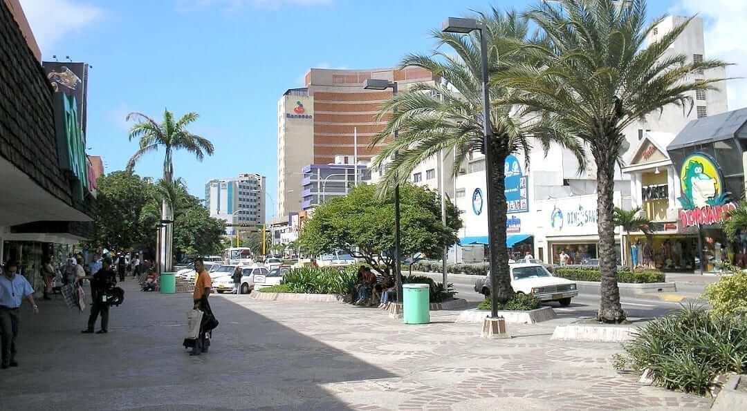La Cámara de Comercio, Puerto Libre y Producción de Nueva Esparta, junto a representantes de Fedecámaras regional y miembros de su junta directiva, presentó tres planteamientos clave de alto impacto económico y social para el estado. En primer lugar, el gremio anunció la elaboración de un proyecto de reforma de la Ley de Puerto Libre, con el objetivo de actualizar un instrumento legal vigente desde hace casi 26 años y adaptarlo a la realidad económica actual. La propuesta busca garantizar seguridad jurídica, agilizar procesos administrativos y aduanales, y reactivar el crecimiento económico, el empleo y la inversión en la región. En segundo término, expresaron preocupación por el vencimiento del decreto que permitía el ingreso de mercancías libres de impuestos bajo el régimen de equipaje acompañado. Aunque se solicitó formalmente su prórroga al Ejecutivo Nacional, hasta la fecha no se ha obtenido respuesta. Asimismo, denunciaron que autoridades aduaneras ya están aplicando el cobro de impuestos, lo que podría afectar negativamente la actividad comercial, especialmente en la temporada de Semana Santa. Finalmente, en materia de servicios públicos, el sector empresarial destacó que ha tomado previsiones para garantizar el suministro de agua y energía en sus instalaciones. A su vez, valoraron el anuncio oficial que asegura la continuidad de estos servicios durante la temporada, lo que contribuirá a la atención de visitantes. El gremio reiteró su compromiso con el desarrollo económico de Nueva Esparta y exhortó a las autoridades nacionales a atender con urgencia estas solicitudes para preservar la actividad comercial y turística de la región