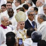 León XIV pide reabrir el diálogo para una paz justa en O.Medio en conversación con Herzog