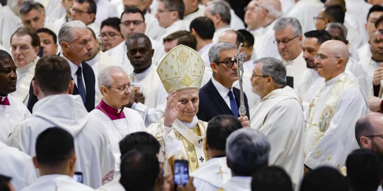 León XIV pide reabrir el diálogo para una paz justa en O.Medio en conversación con Herzog