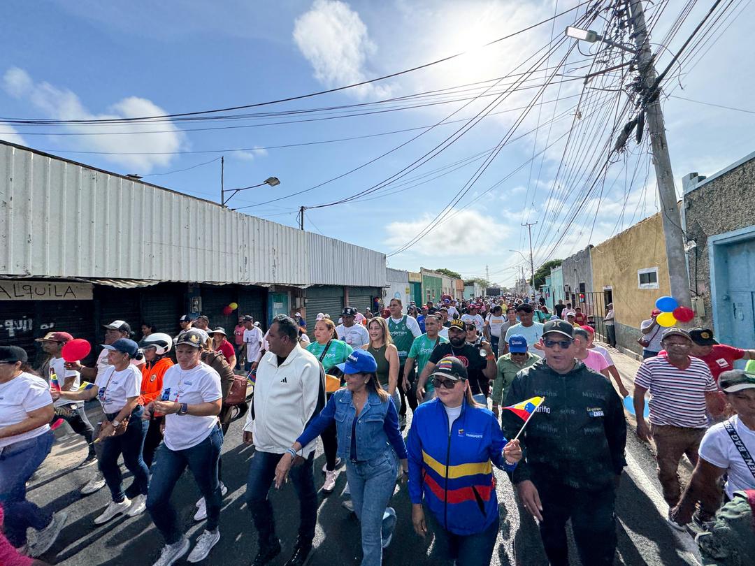 Alcaldía de Mariño inaugura reasfaltado de calle Zamora y anuncia nueva fase de recuperación de viviendas