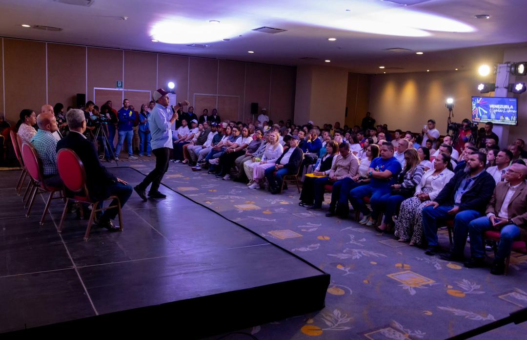 Empresarios, políticos y juventud se unen en el encuentro por una Venezuela en paz y libre de sanciones