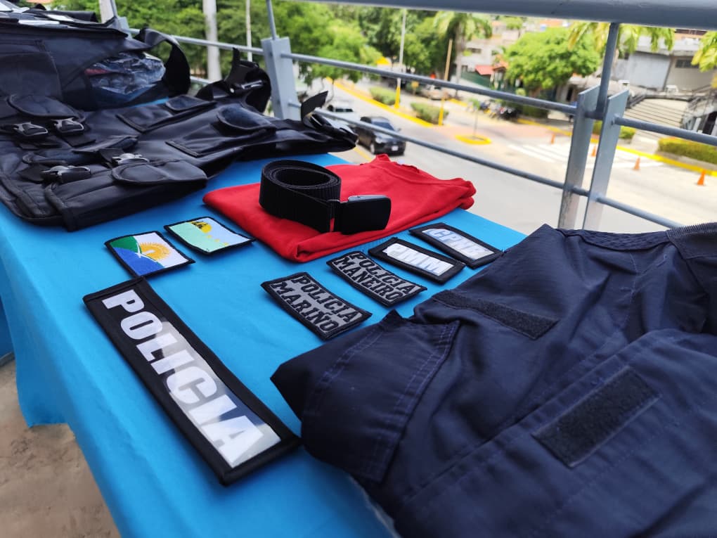 Gobernadora Marisel Velásquez entregó uniformes a guardavidas y policías de Nueva Esparta