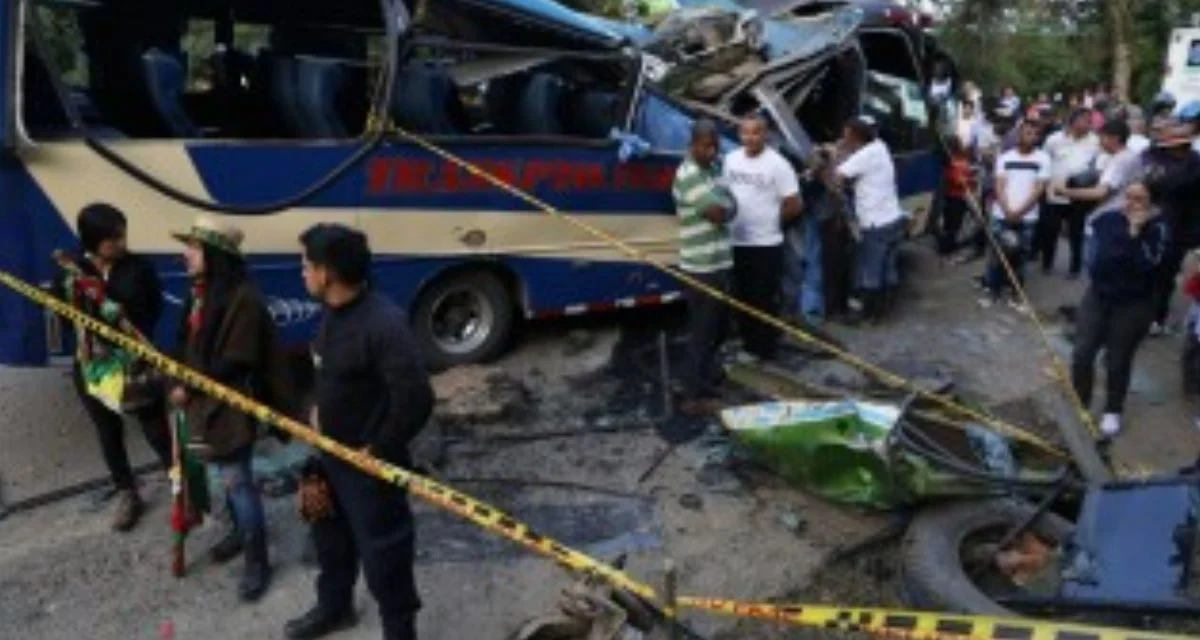 Ataque explosivo dejó 14 muertos y 38 heridos en una carretera de Colombia