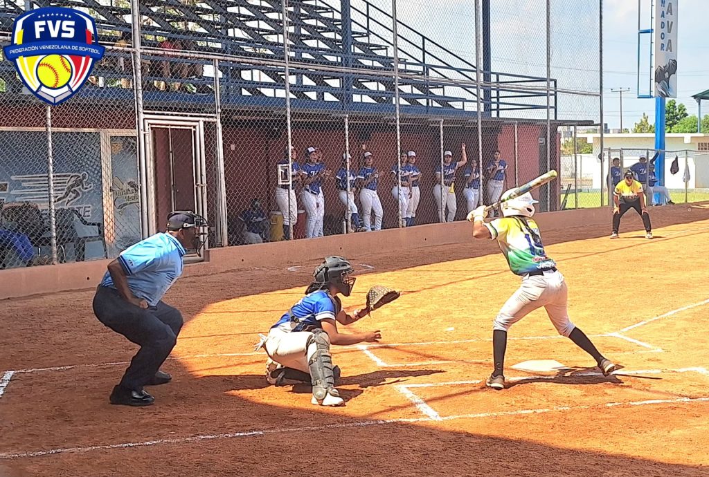 Daliannys Villarroel en el cuadro de honor del softbol juvenil nacional