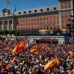 España: decenas de miles piden renuncia de Pedro Sánchez