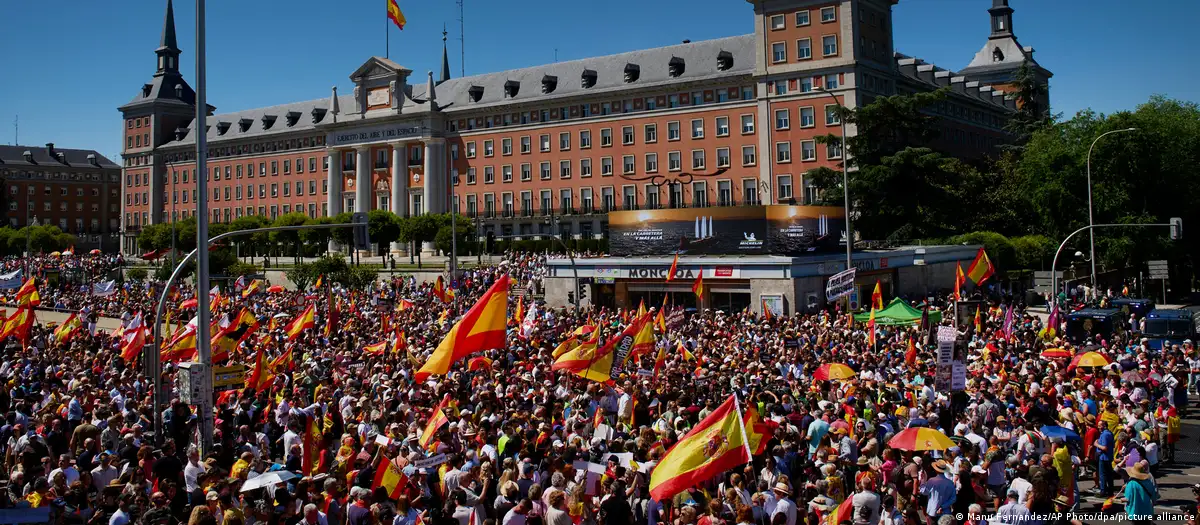 España: decenas de miles piden renuncia de Pedro Sánchez