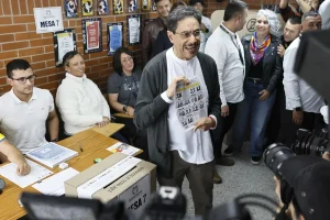 Los candidatos en Colombia votan y Cepeda y De la Espriella confían en ganar la Presidencia en primera vuelta