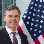 El encargado de negocios de los Estados Unidos en Caracas, John Barrett, aseguró que en las últimas semanas sostuvo reuniones con líderes empresariales estadounidendes para impulsar la economía del país. A través de una publicación en X difundida por la embajada, se dio a conocer que las empresas ExxonMobil y Medtronic, forman parte de las alianzas para llevar a cabo el plan POTUS, orientado a la recuperación económica de Venezuel