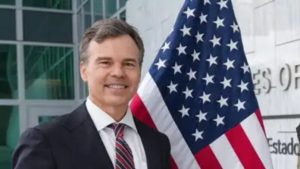 El encargado de negocios de los Estados Unidos en Caracas, John Barrett, aseguró que en las últimas semanas sostuvo reuniones con líderes empresariales estadounidendes para impulsar la economía del país. A través de una publicación en X difundida por la embajada, se dio a conocer que las empresas ExxonMobil y Medtronic, forman parte de las alianzas para llevar a cabo el plan POTUS, orientado a la recuperación económica de Venezuel