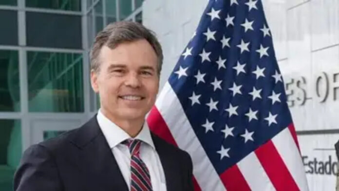 El encargado de negocios de los Estados Unidos en Caracas, John Barrett, aseguró que en las últimas semanas sostuvo reuniones con líderes empresariales estadounidendes para impulsar la economía del país. A través de una publicación en X difundida por la embajada, se dio a conocer que las empresas ExxonMobil y Medtronic, forman parte de las alianzas para llevar a cabo el plan POTUS, orientado a la recuperación económica de Venezuel