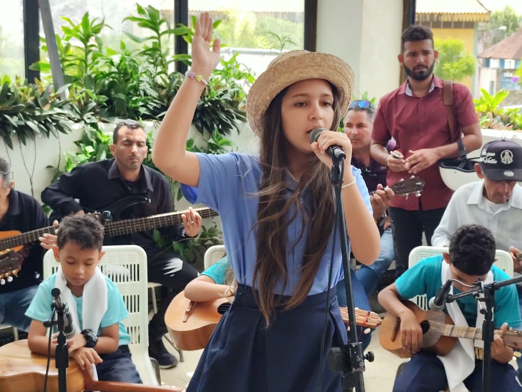 Pequeños galeronistas de Nueva Esparta honraron a la Cruz de Mayo