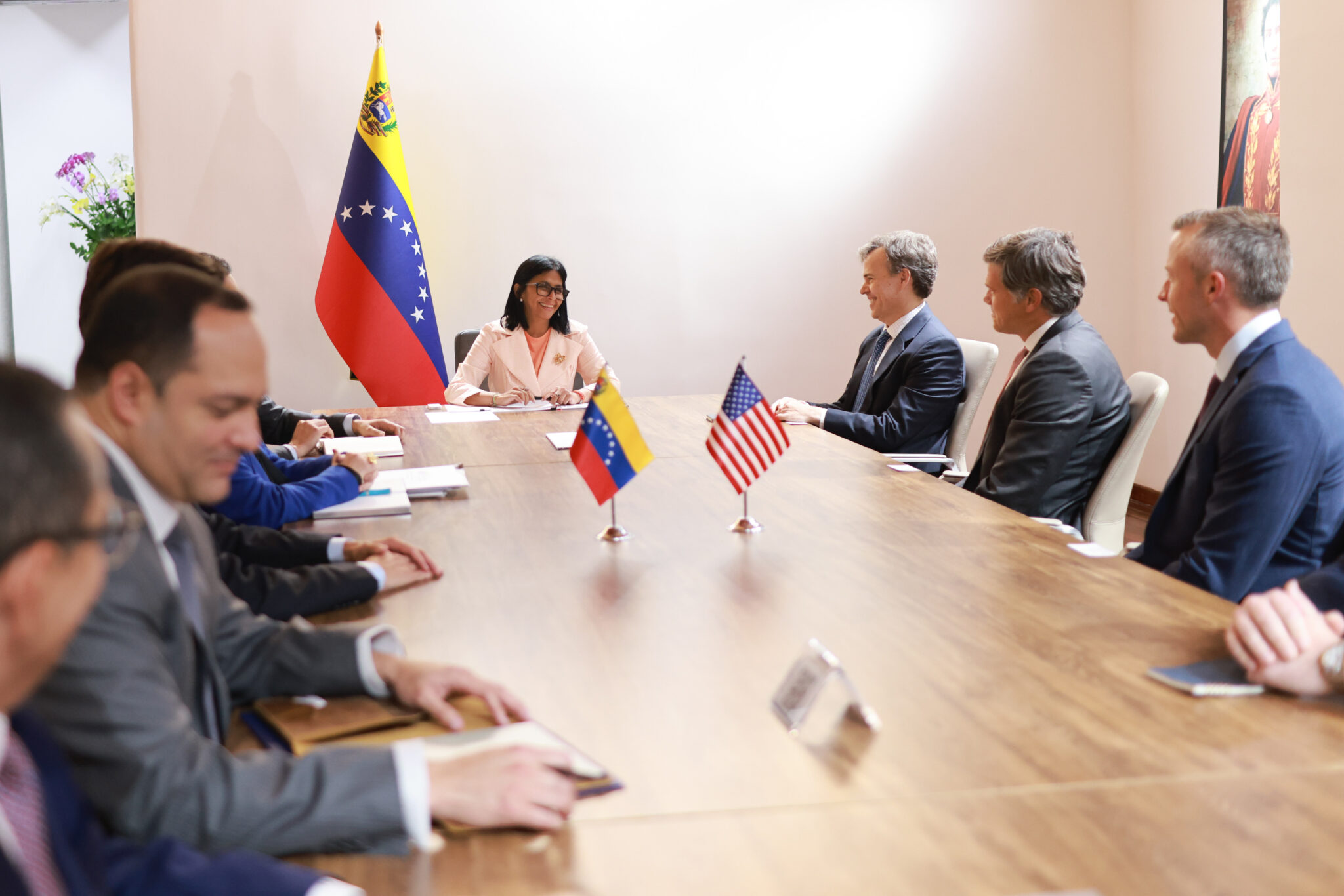 Venezuela y EE. UU. evalúan su agenda energética bilateral en reunión con la presidenta (E) Delcy Rodríguez