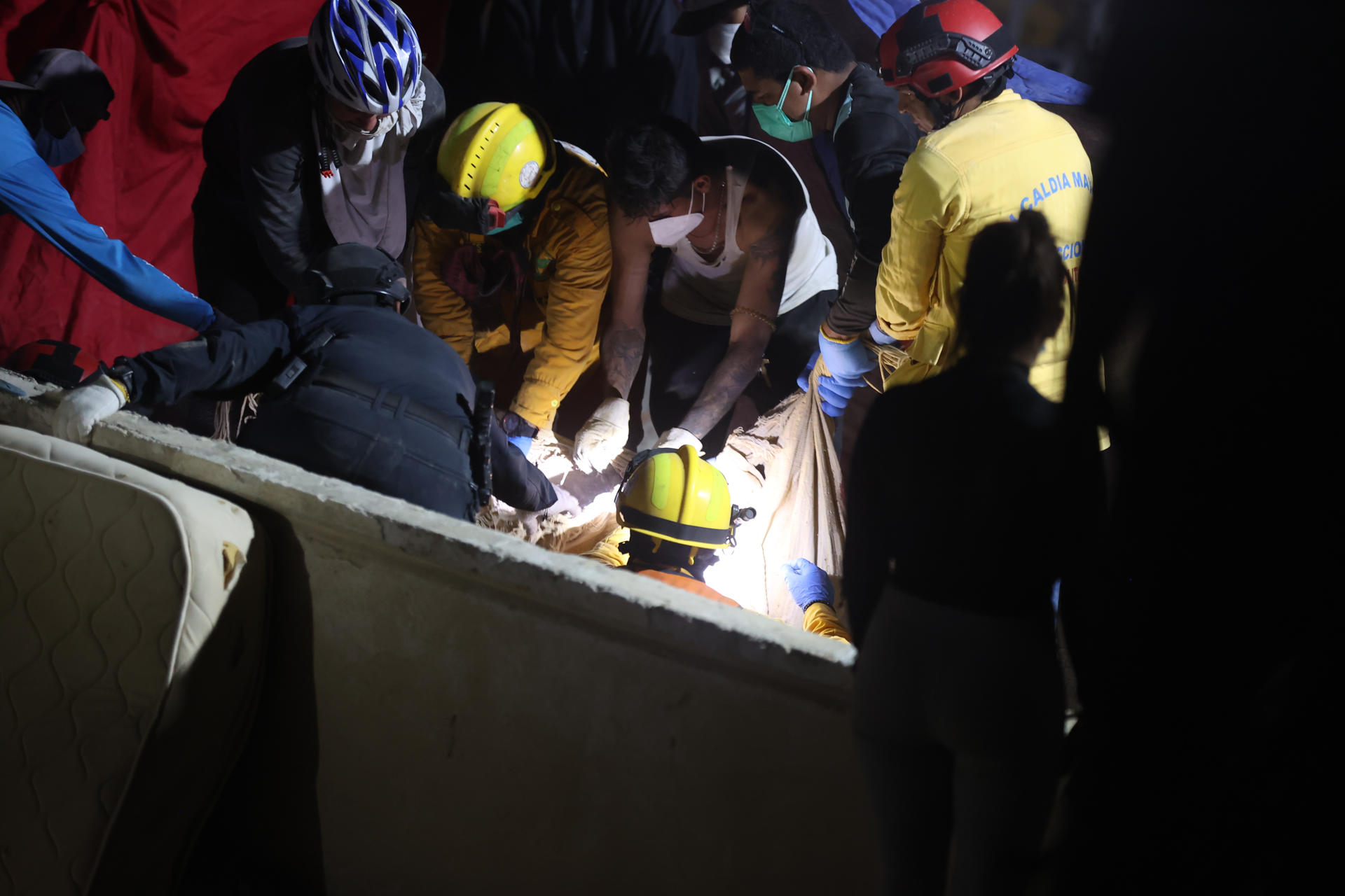 Venezuela afronta su tercer día de emergencia con ayuda internacional y casi mil muertes