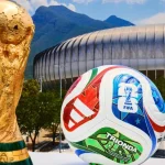 Cada jugador que participe en la fase final del Mundial de Estados Unidos, México y Canadá percibirá unos 5.000 dólares (unos 4.300 euros) por día y el colectivo de clubes se repartirá $5 millones (unos 4,3 millones de euros), de acuerdo al memorando firmado con los Clubes Europeos de Fútbol (EFC), anunció este viernes la FIFA. Aunque las cifras definitivas se confirmarán tras la finalización del torneo, la FIFA recordó que los $355 millones (unos €307 millones) acordados como parte del renovado mememorando y que supone un aumento del 70 % respecto a 2022, se dividirán en dos fondos, ya que, además de los que jueguen la fase final, también se beneficiarán los participantes en la clasificación. En total se han reservado $100 millones para los clubes que liberaron jugadores para la fase preliminar, que se repartirán por jugador y por partido. A raíz de los 905 partidos clasificatorios, la retribución prevista asciende a unos $2.360 por futbolista y encuentro disputado. Los clubes cuyos jugadores jueguen en la última fase, del 11 de junio al 19 de julio, se repartirán otros $250 millones. La FIFA precisó que los pagos se calcularán por jugador y por día, teniendo en cuenta tanto la inclusión en la convocatoria como los minutos de juego y que se prevé una asignación mínima de $5.000 por jugador y día. El presidente de la FIFA, Gianni Infantino, destacó que «miles de clubes de todo el mundo contribuyen cada día a la formación y desarrollo de jugadores que sueñan con representar a sus países en la Copa Mundial de la FIFA». «Mediante al Programa de Ayudas a Clubes de la Copa Mundial de la FIFA 2026, en el que por primera vez se incluyen todos los partidos de clasificación, más clubes que nunca recibirán una parte de los beneficios económicos generados por la competición. De este modo, se reconocerá su fundamental contribución al éxito del fútbol internacional», dijo en un comunicado. Infantino resaltó el aumento del 70 % respecto a 2022 de la cifra global que destinará el programa, con $355 millones, tras la disputa de casi 1.000 partidos entre la fase preliminar y la fase final. «Esta es otra de las ventajas de la ampliación de la Copa Mundial de la FIFA, ya que nos permite ofrecer más apoyo a todo el ecosistema del fútbol, en especial a los clubes que liberan a los jugadores que compiten por deslumbrar en el Mundial. Agradezco al Consejo de la FIFA y a European Football Clubs su apoyo para hacer realidad este programa, que será histórico para jugadores y clubes de todo el mundo», añadió. Por su parte, el presidente de la EFC y del PSG, Nasser Al-Khelaifi, consideró que el programa de ayudas a clubes «es una parte esencial de la colaboración estratégica de EFC con la FIFA, y beneficiará a cientos de entidades, tanto grandes como pequeñas, de Europa y otras partes del mundo». «Estoy muy satisfecho de que, por primera vez, la ayuda económica se extienda también a los partidos de clasificación. De este modo, más clubes que nunca recibirán fondos por liberar a sus jugadores. Este acuerdo pone de relieve la colaboración entre los clubes y las selecciones nacionales», indicó, recoge SWI. Al-Khelaifi defendió que la EFC «trabaja en pos de los intereses de todos sus miembros, y de quienes no lo son, que forman parte del mundo del fútbol». «Los clubes desempeñan un papel fundamental en el éxito del fútbol de selecciones, ya que forman, contratan y liberan a los jugadores. Por su parte, las selecciones contribuyen al crecimiento y la visibilidad mundial de los clubes», concluyó