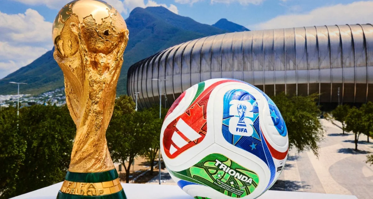 Cada jugador que participe en la fase final del Mundial de Estados Unidos, México y Canadá percibirá unos 5.000 dólares (unos 4.300 euros) por día y el colectivo de clubes se repartirá $5 millones (unos 4,3 millones de euros), de acuerdo al memorando firmado con los Clubes Europeos de Fútbol (EFC), anunció este viernes la FIFA. Aunque las cifras definitivas se confirmarán tras la finalización del torneo, la FIFA recordó que los $355 millones (unos €307 millones) acordados como parte del renovado mememorando y que supone un aumento del 70 % respecto a 2022, se dividirán en dos fondos, ya que, además de los que jueguen la fase final, también se beneficiarán los participantes en la clasificación. En total se han reservado $100 millones para los clubes que liberaron jugadores para la fase preliminar, que se repartirán por jugador y por partido. A raíz de los 905 partidos clasificatorios, la retribución prevista asciende a unos $2.360 por futbolista y encuentro disputado. Los clubes cuyos jugadores jueguen en la última fase, del 11 de junio al 19 de julio, se repartirán otros $250 millones. La FIFA precisó que los pagos se calcularán por jugador y por día, teniendo en cuenta tanto la inclusión en la convocatoria como los minutos de juego y que se prevé una asignación mínima de $5.000 por jugador y día. El presidente de la FIFA, Gianni Infantino, destacó que «miles de clubes de todo el mundo contribuyen cada día a la formación y desarrollo de jugadores que sueñan con representar a sus países en la Copa Mundial de la FIFA». «Mediante al Programa de Ayudas a Clubes de la Copa Mundial de la FIFA 2026, en el que por primera vez se incluyen todos los partidos de clasificación, más clubes que nunca recibirán una parte de los beneficios económicos generados por la competición. De este modo, se reconocerá su fundamental contribución al éxito del fútbol internacional», dijo en un comunicado. Infantino resaltó el aumento del 70 % respecto a 2022 de la cifra global que destinará el programa, con $355 millones, tras la disputa de casi 1.000 partidos entre la fase preliminar y la fase final. «Esta es otra de las ventajas de la ampliación de la Copa Mundial de la FIFA, ya que nos permite ofrecer más apoyo a todo el ecosistema del fútbol, en especial a los clubes que liberan a los jugadores que compiten por deslumbrar en el Mundial. Agradezco al Consejo de la FIFA y a European Football Clubs su apoyo para hacer realidad este programa, que será histórico para jugadores y clubes de todo el mundo», añadió. Por su parte, el presidente de la EFC y del PSG, Nasser Al-Khelaifi, consideró que el programa de ayudas a clubes «es una parte esencial de la colaboración estratégica de EFC con la FIFA, y beneficiará a cientos de entidades, tanto grandes como pequeñas, de Europa y otras partes del mundo». «Estoy muy satisfecho de que, por primera vez, la ayuda económica se extienda también a los partidos de clasificación. De este modo, más clubes que nunca recibirán fondos por liberar a sus jugadores. Este acuerdo pone de relieve la colaboración entre los clubes y las selecciones nacionales», indicó, recoge SWI. Al-Khelaifi defendió que la EFC «trabaja en pos de los intereses de todos sus miembros, y de quienes no lo son, que forman parte del mundo del fútbol». «Los clubes desempeñan un papel fundamental en el éxito del fútbol de selecciones, ya que forman, contratan y liberan a los jugadores. Por su parte, las selecciones contribuyen al crecimiento y la visibilidad mundial de los clubes», concluyó
