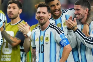 Leo Messi, autor de los dos goles con los que Argentina derrotó a Austria, con los que se ha convertido en el máximo artillero de la historia de la Copa del Mundo, aseguró que, aunque España es una de las favoritas, la Albiceleste también está bien y se enfrentarán cuando toque. «La selección española hace tiempo que viene demostrando que es una de las favoritas, tiene jugadores importantes, pero nos enfrentaremos cuando tengamos que enfrentarnos. La verdad es que nosotros también estamos bien. Competimos todos los partidos sea cual sea el rival, aunque España sea una de las favoritas», indicó en la zona mixta del estadio AT&T de Arlington, donde Argentina sumó su segunda victoria en el Mundial 2026.