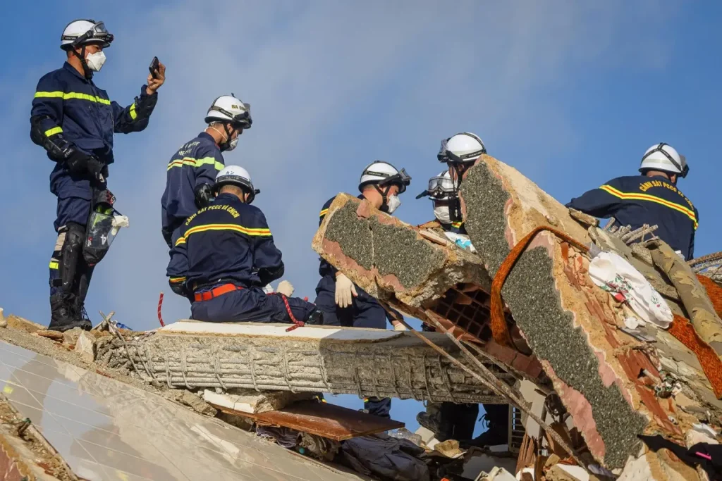 Continúa contrarreloj la búsqueda de supervivientes a seis días de los terremotos en Venezuela