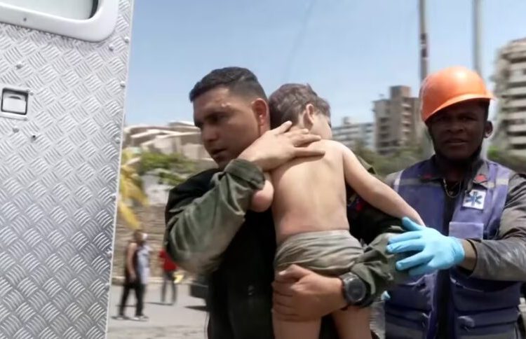 Rescatan a un niño de 3 años de los escombros en Los Corales