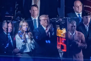 Trump, abucheado por el Madison Square Garden durante el himno nacional