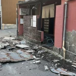 Un terremoto con una magnitud preliminar de ⁠7,1 ⁠sacudió el martes 28 de julio de 2026 la prefectura japonesa de Kumamoto, informó la Agencia Meteorológica de Japón (JMA). El sismo tuvo lugar a las 16.27 hora local. Su epicentro se ubicó a unos 10 kilómetros de profundidad bajo la prefectura de Kumamoto, ubicada en la isla japonesa de Kyushu. Algunas zonas de la región registraron el nivel máximo en la escala japonesa de 7 niveles, centrada en medir la agitación sobre la superficie y el potencial destructivo de los temblores. Sin información sobre víctimas El Gobierno japonés emitió alertas de emergencia por terremoto para las prefecturas de Kumamoto, Nagasaki, Kagoshima, Fukuoka, Saga, Oita y Miyazaki, todas ellas situadas en la isla de Kyushu, al sur de Japón. Asimismo, se emitió en un principio una alerta por tsunami para varias zonas de la costa, que ya ha sido levantada. Todavía no hay información sobre daños o víctimas, y está previsto que las autoridades meteorológicas ofrezcan una conferencia de prensa a las 17.30 hora local para dar más detalles.