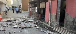 Un terremoto con una magnitud preliminar de ⁠7,1 ⁠sacudió el martes 28 de julio de 2026 la prefectura japonesa de Kumamoto, informó la Agencia Meteorológica de Japón (JMA). El sismo tuvo lugar a las 16.27 hora local. Su epicentro se ubicó a unos 10 kilómetros de profundidad bajo la prefectura de Kumamoto, ubicada en la isla japonesa de Kyushu. Algunas zonas de la región registraron el nivel máximo en la escala japonesa de 7 niveles, centrada en medir la agitación sobre la superficie y el potencial destructivo de los temblores. Sin información sobre víctimas El Gobierno japonés emitió alertas de emergencia por terremoto para las prefecturas de Kumamoto, Nagasaki, Kagoshima, Fukuoka, Saga, Oita y Miyazaki, todas ellas situadas en la isla de Kyushu, al sur de Japón. Asimismo, se emitió en un principio una alerta por tsunami para varias zonas de la costa, que ya ha sido levantada. Todavía no hay información sobre daños o víctimas, y está previsto que las autoridades meteorológicas ofrezcan una conferencia de prensa a las 17.30 hora local para dar más detalles.