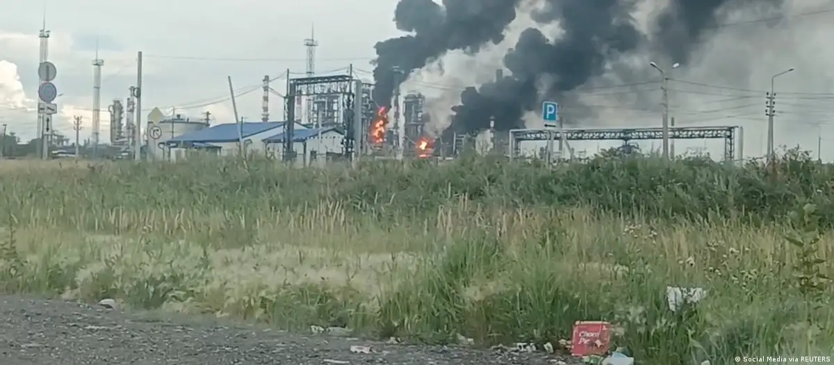 Ataque ucraniano alcanza dos refinerías rusas en Tatarstán