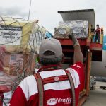 John Barrett distribuyó kits especializados para familias que perdieron sus hogares en los terremotos