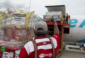 John Barrett distribuyó kits especializados para familias que perdieron sus hogares en los terremotos