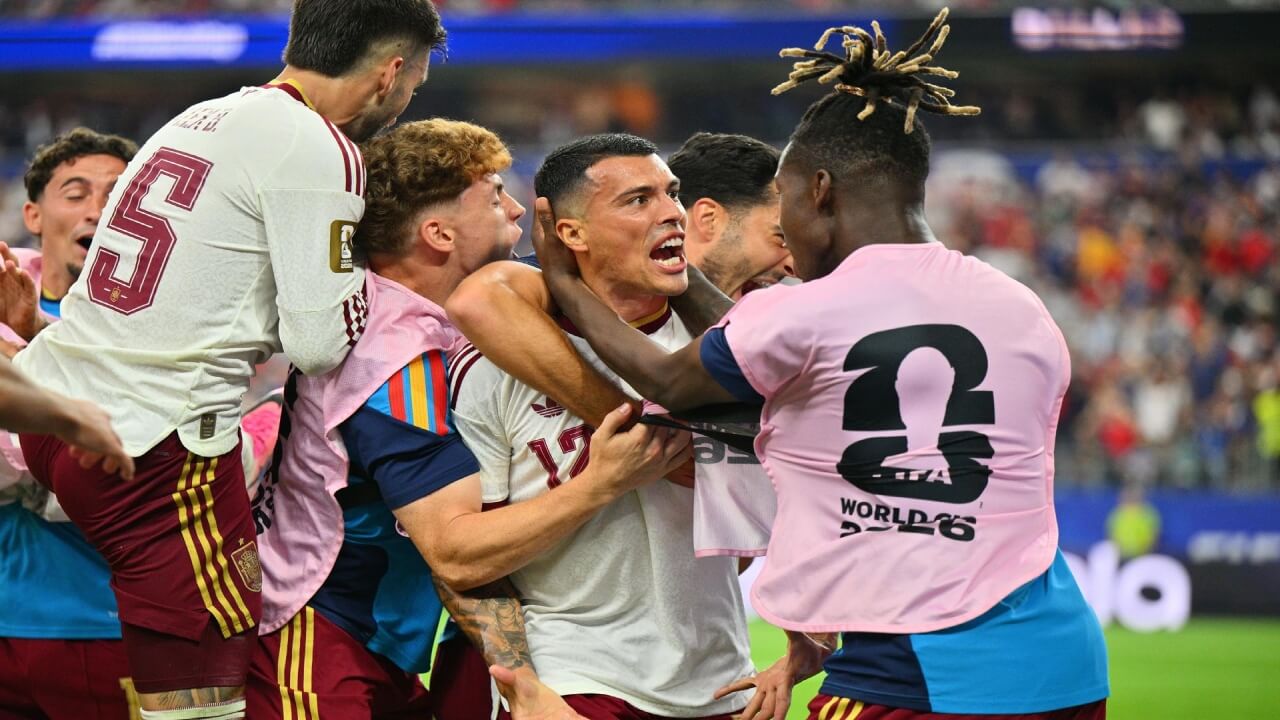 España arrolla a Francia y sueña con su segunda estrella mundial