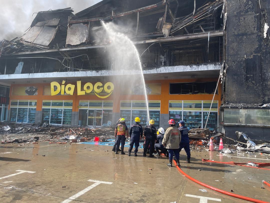 Devastador incendio consume el C.C. El Cedro en Porlamar