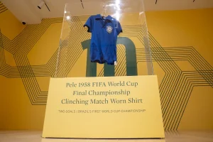 La camiseta que Pelé usó en final del Mundial de 1958 se subasta por 4,9 millones de dólares