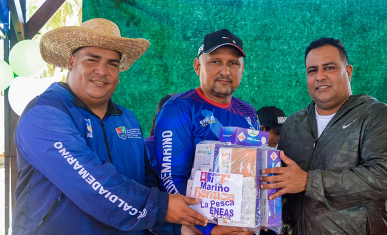 Alcaldía de Mariño fortalece al sector pesquero con entrega de insumos y beneficios sociales