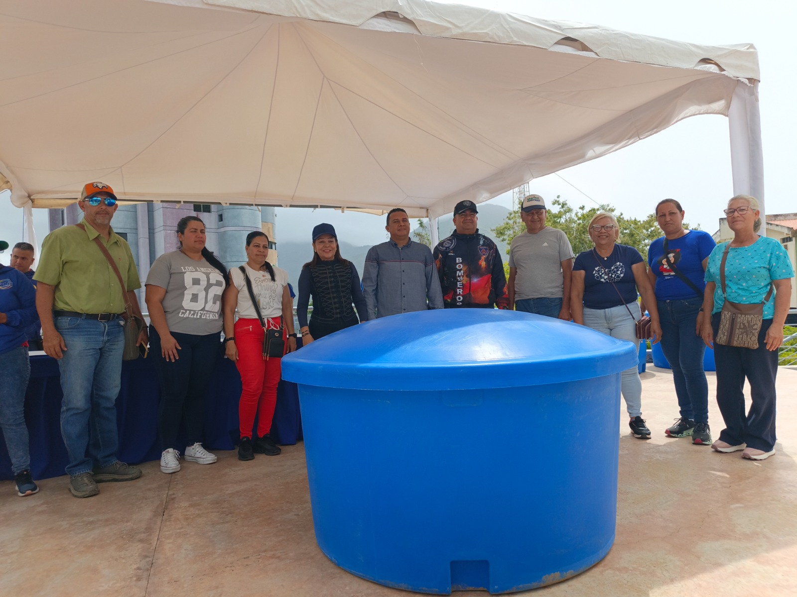 Gobernadora Marisel Velásquez benefició a 200 familias con tanques para almacenar agua potable