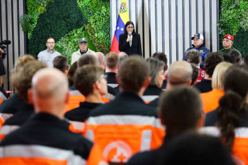 Presidenta (E) Delcy Rodríguez condecora a rescatistas de Italia y Suiza por su labor tras terremotos en Venezuela