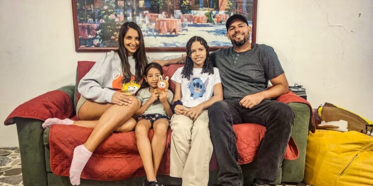El consejo que salvó a las hermanas Hana y Livana del derrumbe de su edificio en Venezuela