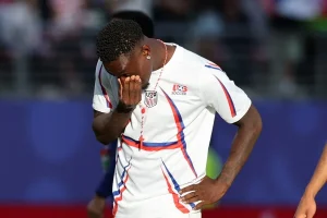 La Comisión Disciplinaria de la FIFA defiende su independencia y matiza que no ha revocado la expulsión a Balogun