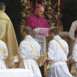 Los «lefebvrianos» ordenan a cuatro obispos sin permiso del papa y provocan un nuevo cisma en la Iglesia Católica