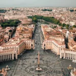 El Vaticano confirma la excomunión de seis obispos tradicionalistas