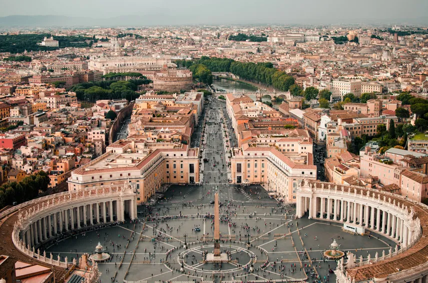 El Vaticano confirma la excomunión de seis obispos tradicionalistas